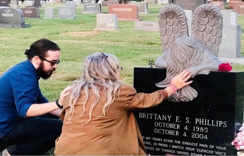 Murder victim's brother and mother mourn at her grave