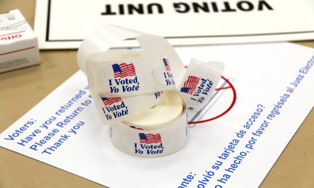 “I voted” stickers in English and Spanish, Virginia, USA, November 2014.