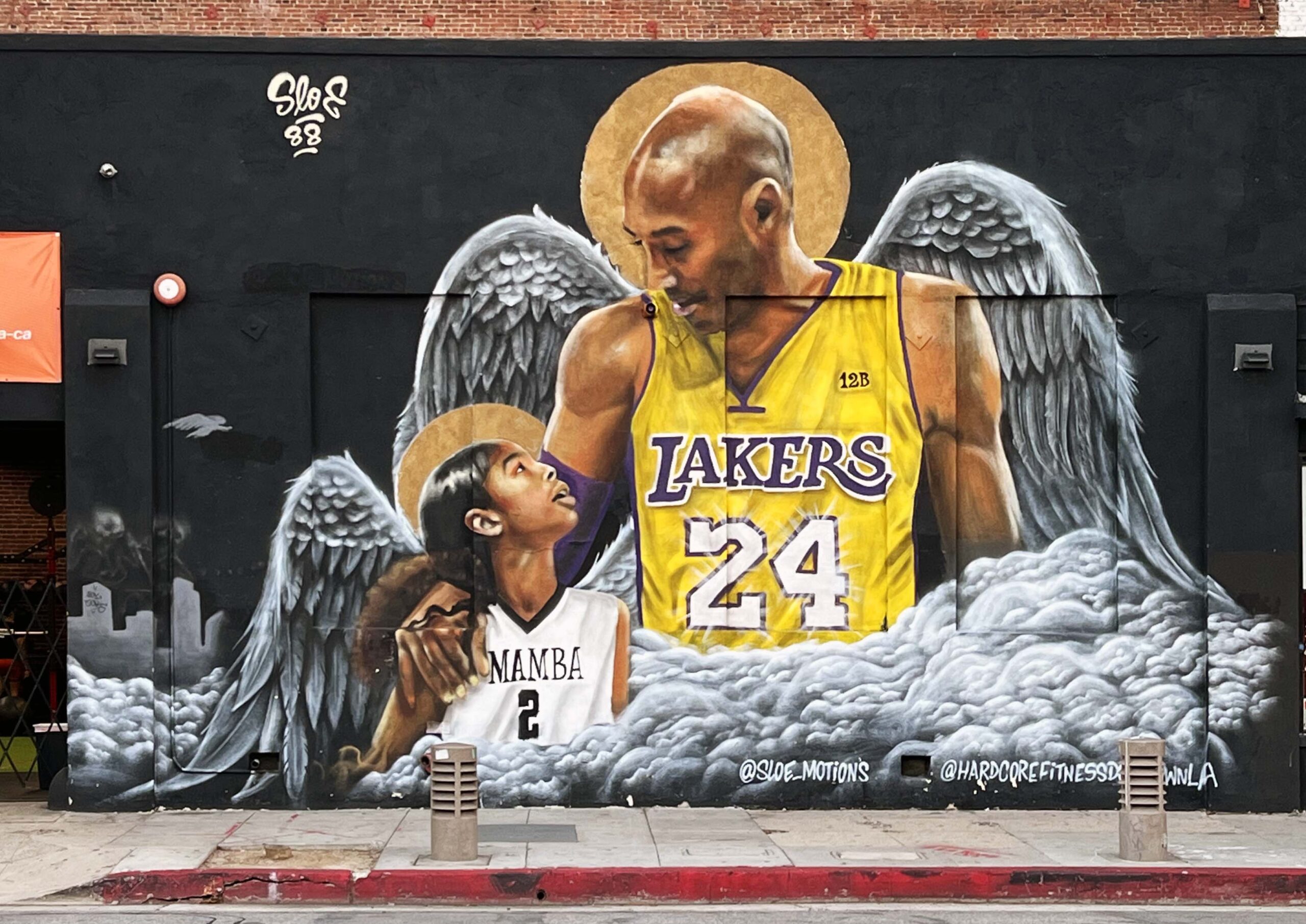 Mural of Kobe and Gianna Bryant