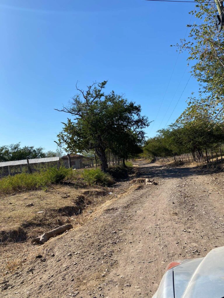 A dirt road in Honduras south.